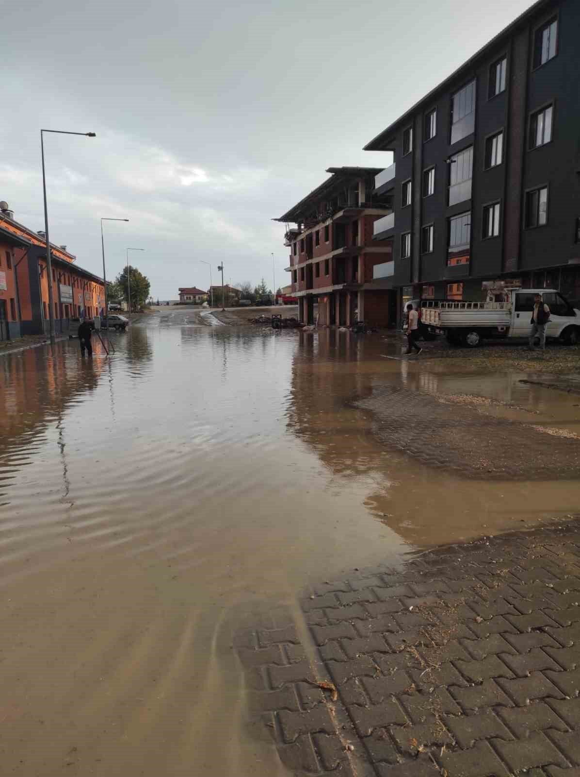 Eflani’de sağanak yolları göle çevirdi