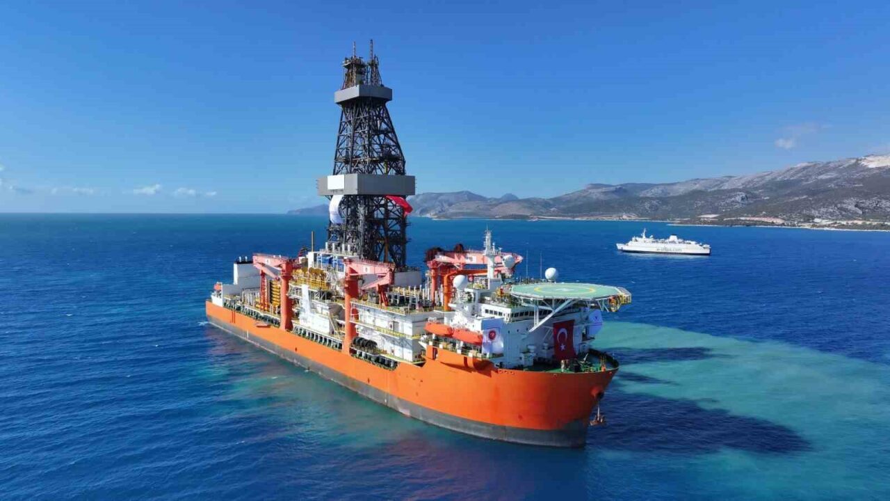 Enerji ve Tabii Kaynaklar Bakanı Alparslan Bayraktar, Türk filosuna katılan iki yeni sondaj gemisinden ilkinin Mersin Taşucu’na ulaştığını bildirdi.