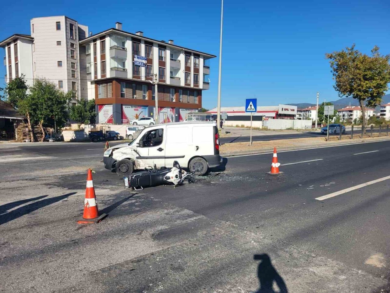 Hafif ticari araç ile motosikletin karıştığı kazada 1 kişi ağır yaralandı