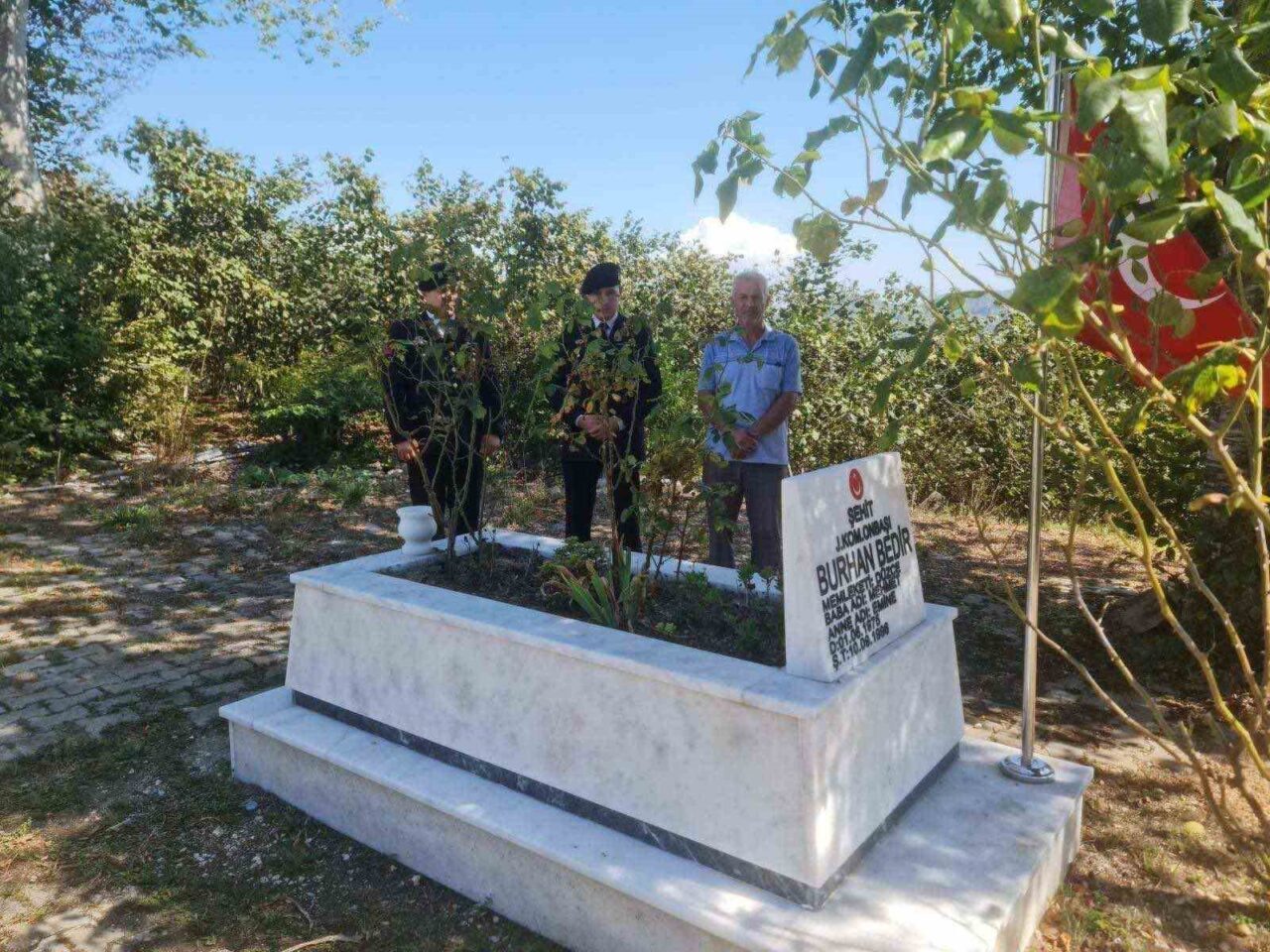 Jandarma şehit ailesini ve kabrini ziyaret etti
