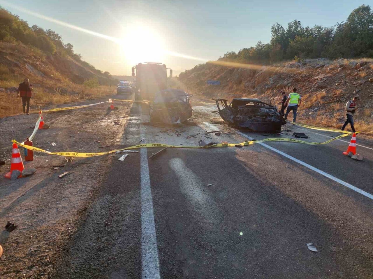 Kafa kafaya çarpışan iki otomobil alev aldı: 3 ölü, 5 yaralı