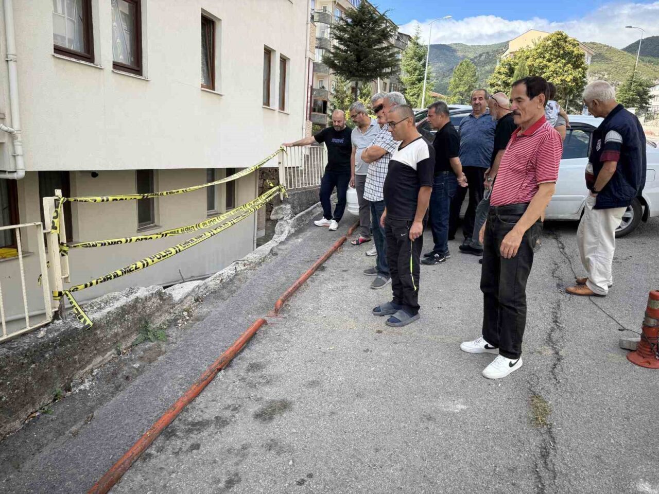 Karabük’te zarar gören istinat duvarı site sakinlerini tedirgin ediyor