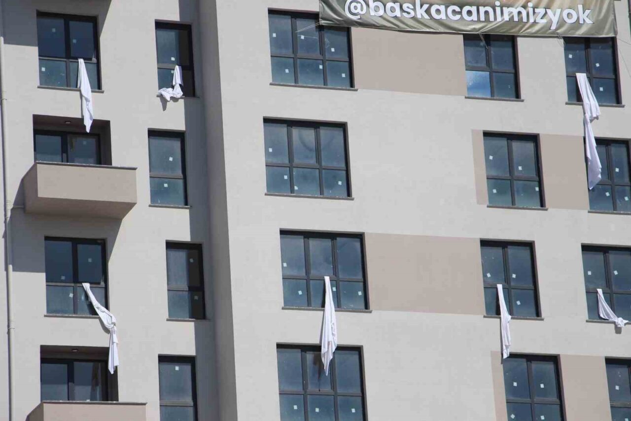 Kartalkaya faciasının sembolü çarşafları binanın penceresinden sarkıttı
