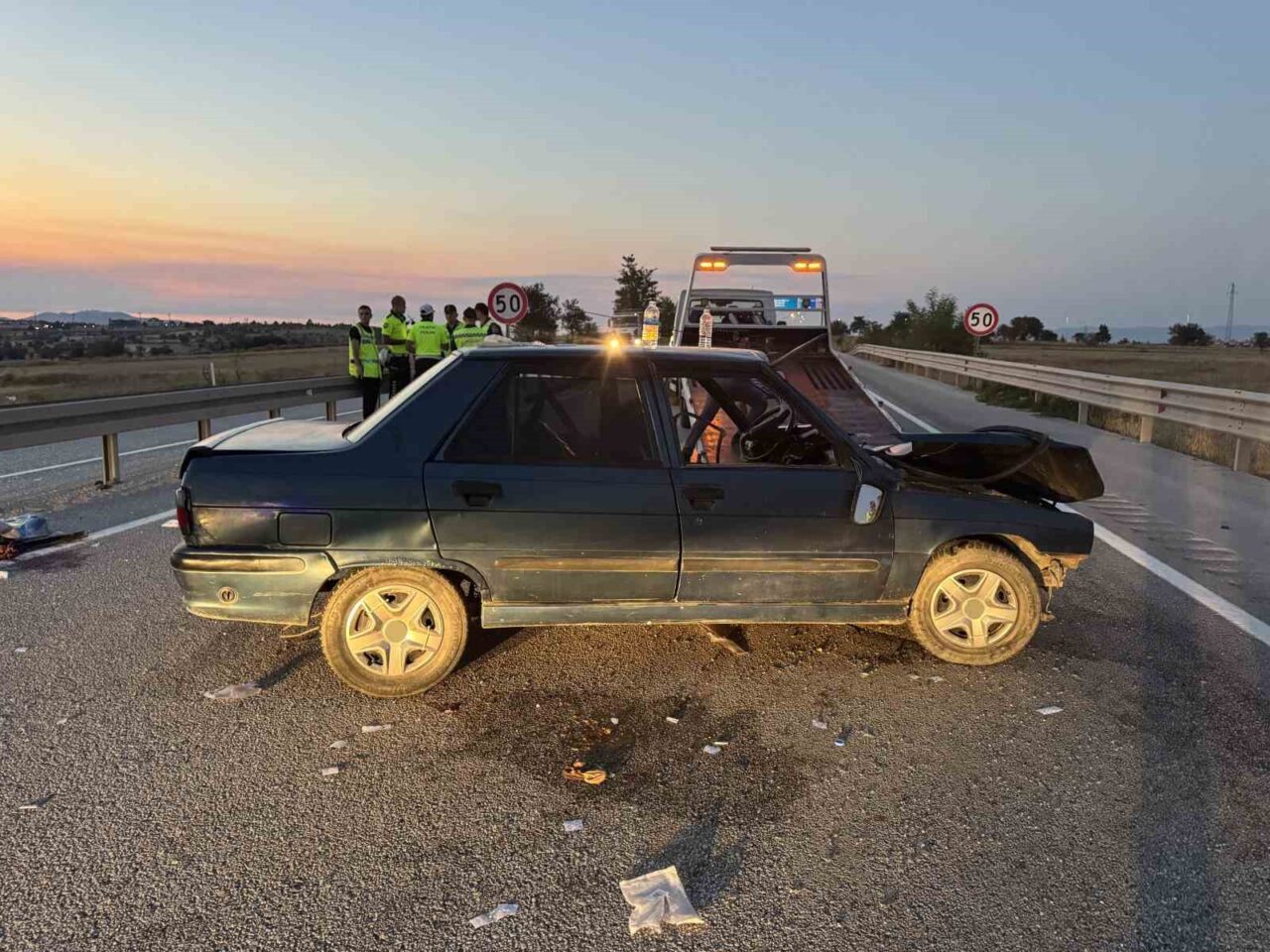Kastamonu’da otomobil bariyerlere çarptı: 2’si ağır 5 yaralı