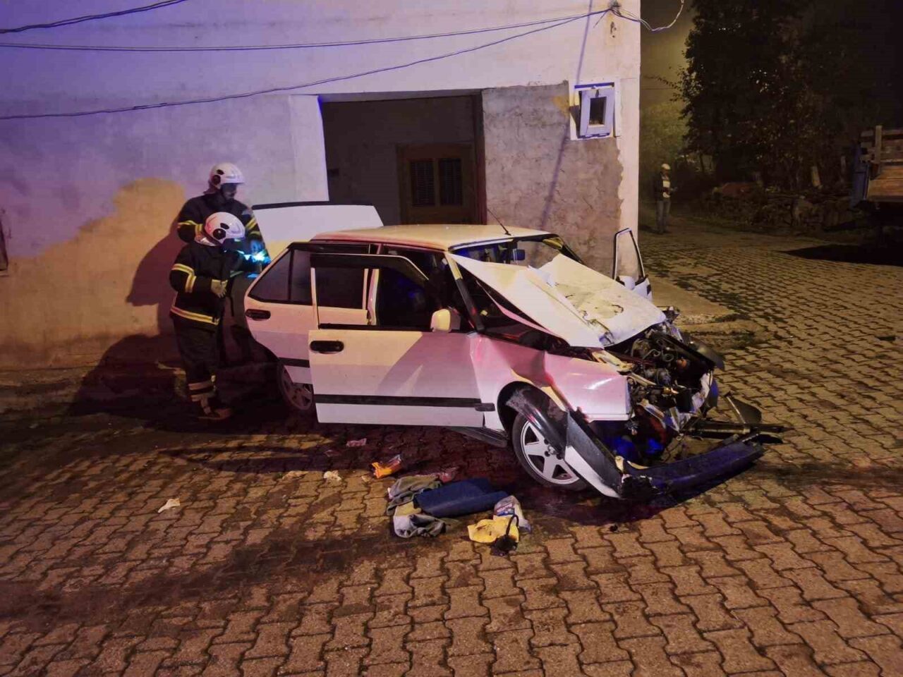 Kaza sonrası hurdaya dönen Tofaş, 1 kişiye mezar oldu