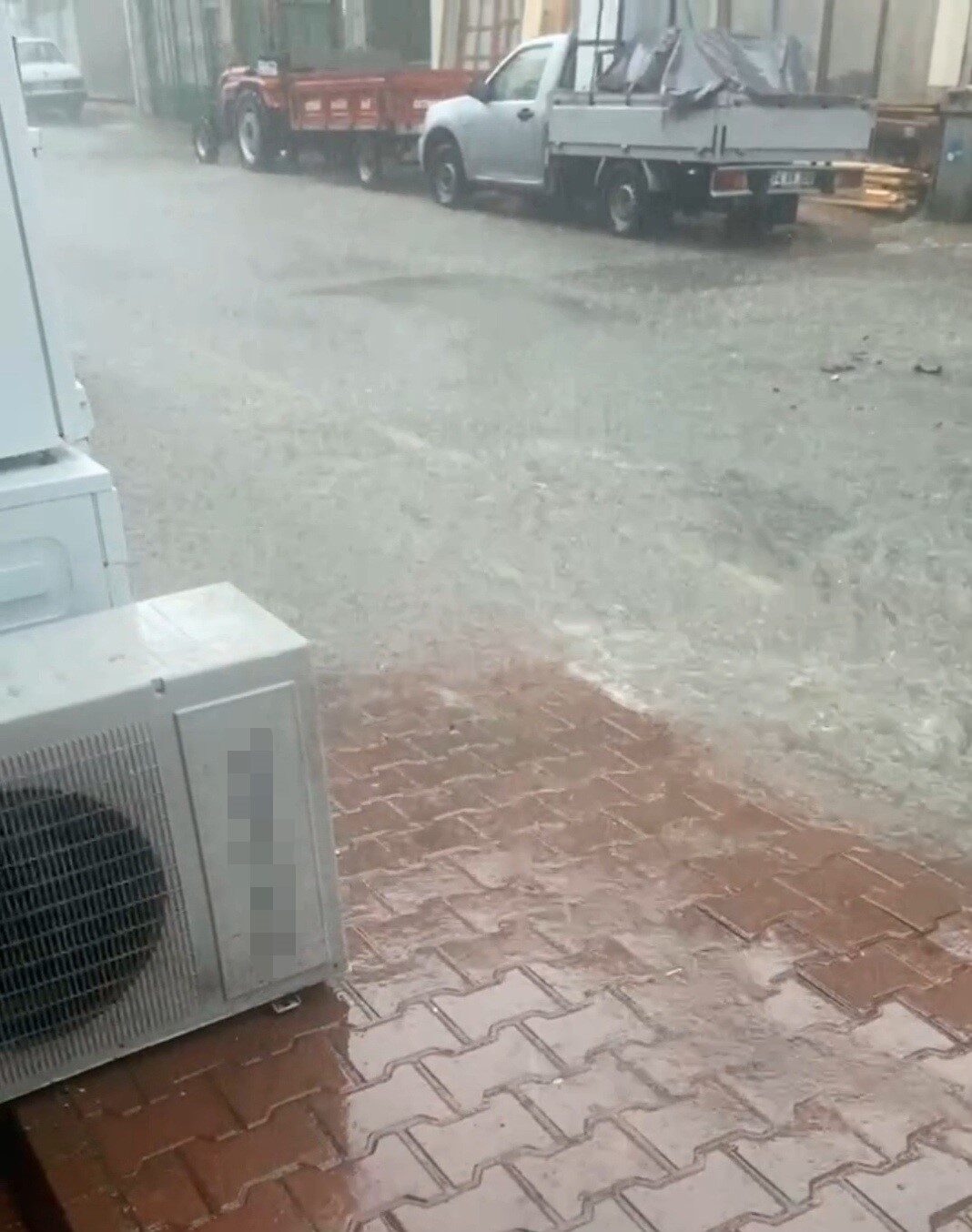 Kozcağız’da sağanak yağış yolları göle çevirdi