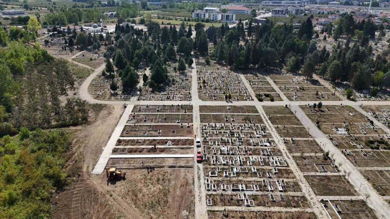 Mezarlıklarda düzenleme çalışmaları başladı