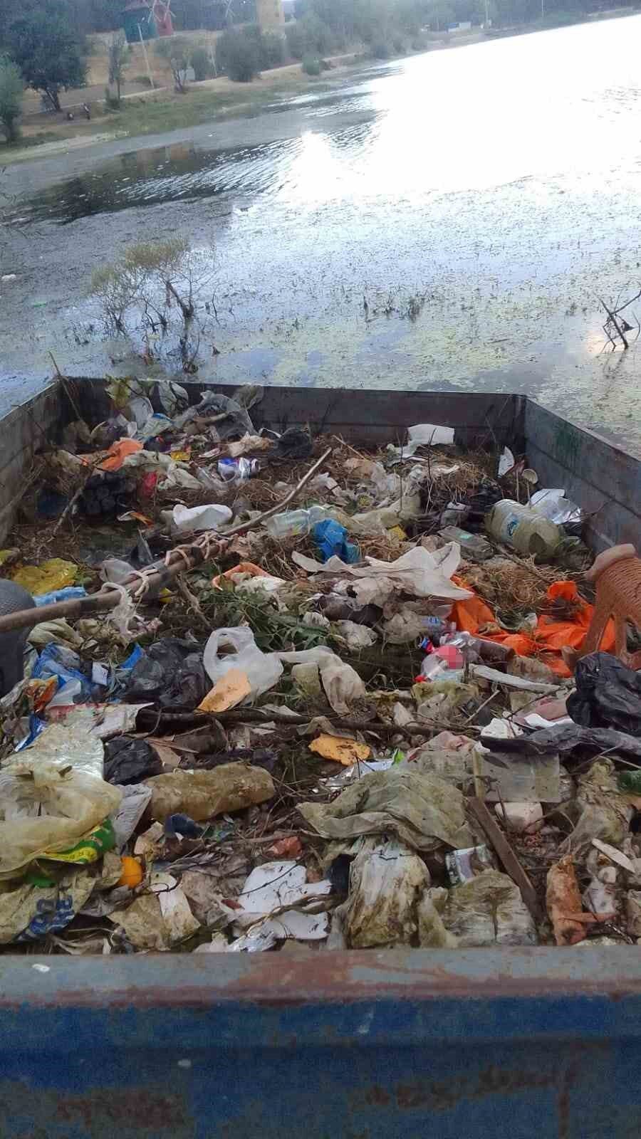 Muhtardan örnek davranış: Çubuk Gölü’nü kendi traktörüyle temizledi