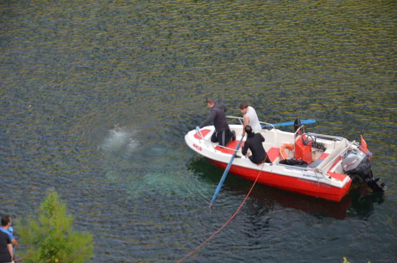 Otomobil Kızılırmak’a uçtu: Anne ile çocuğu öldü, doktor baba yaralandı