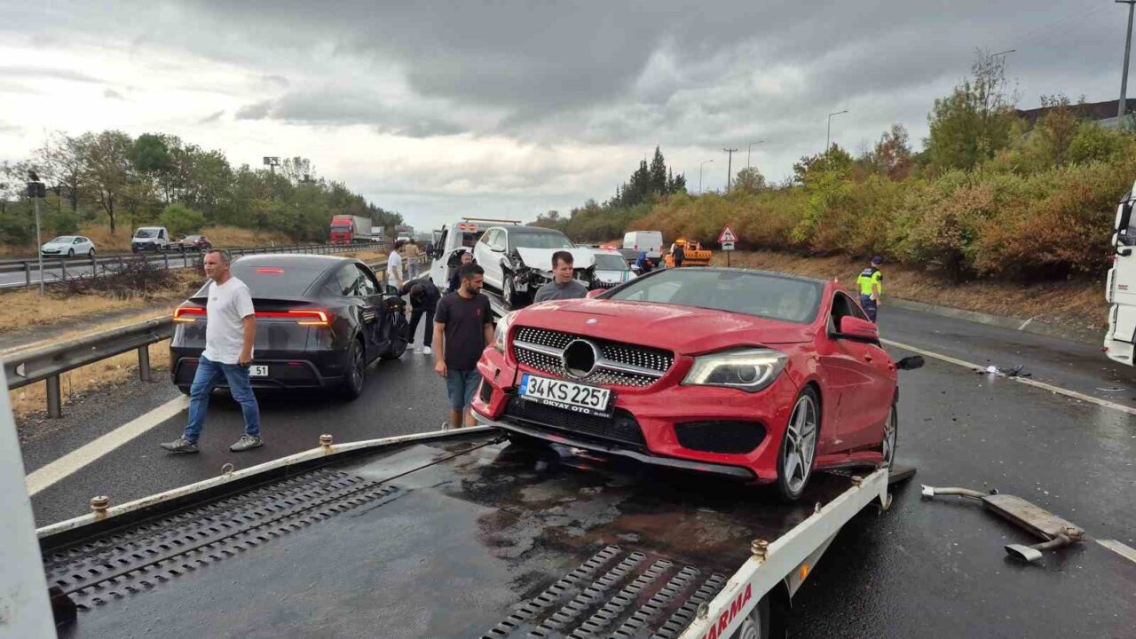 Otoyolda 4 ayrı kazada 30 araç birbirine girdi