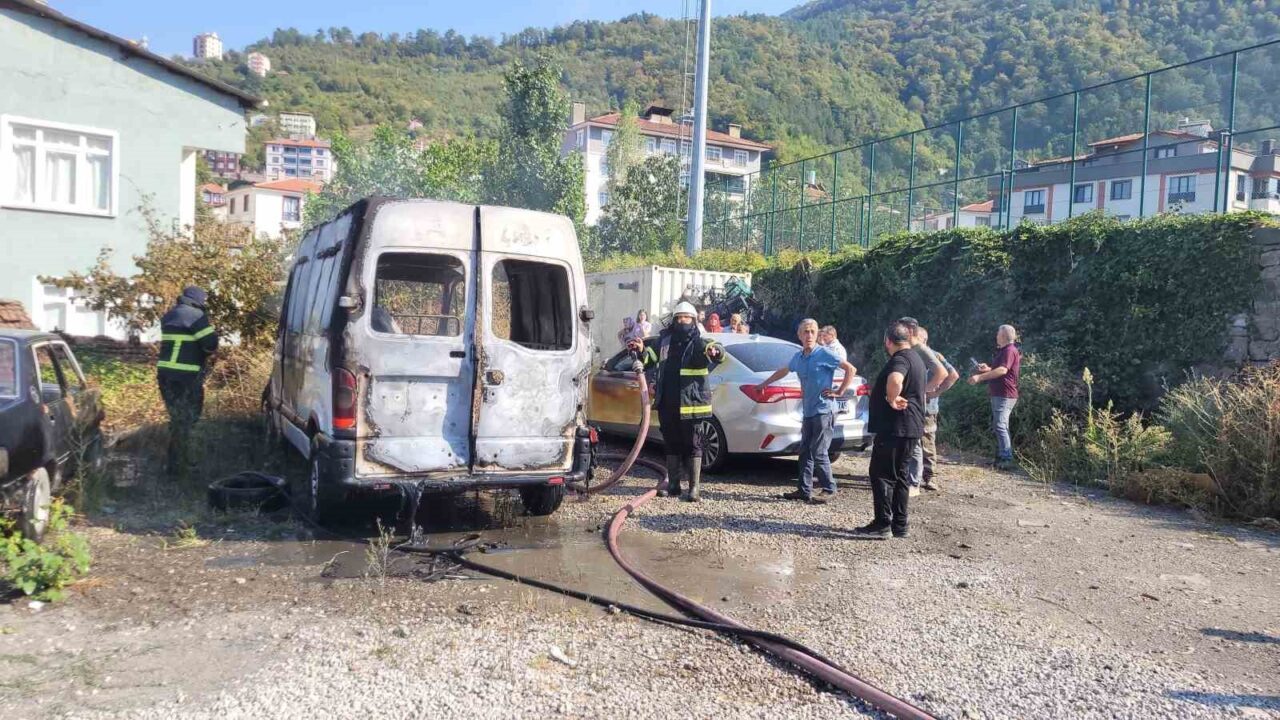 Park halinde alevlere teslim olan panelvan araç yandı