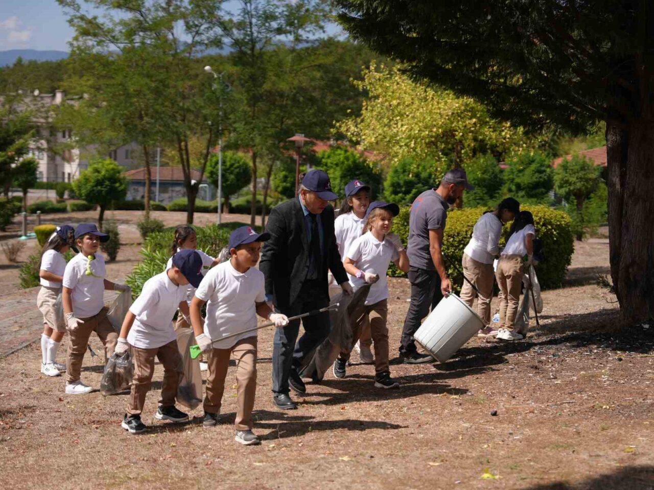 Parkı temizleyen görevlilere öğrenciler destek oldu