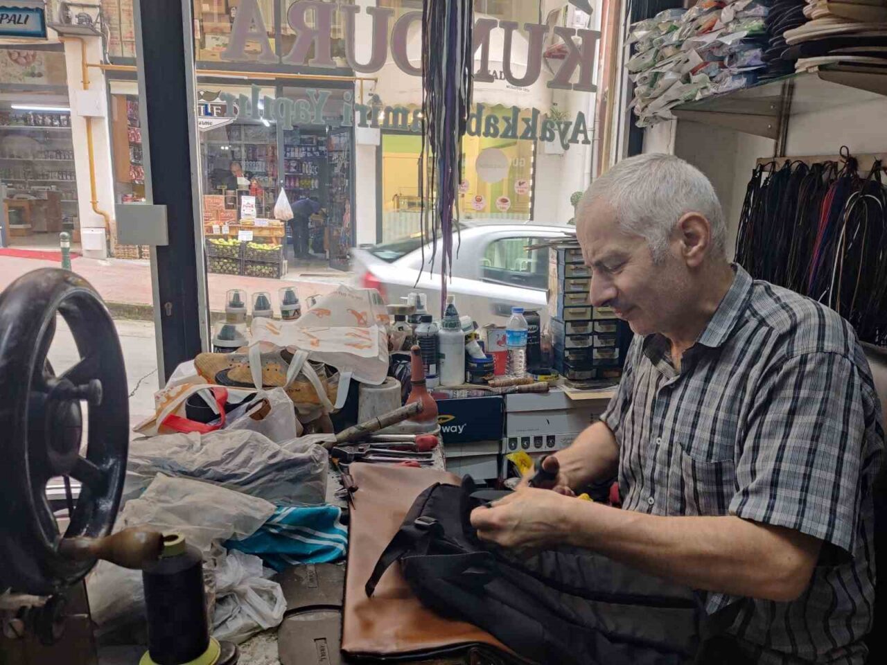 Rize’de 35 yıllık ayakkabı tamircisinden mesleki sitem, "Sanat bitti, bu meslek bizimle sona erecek"