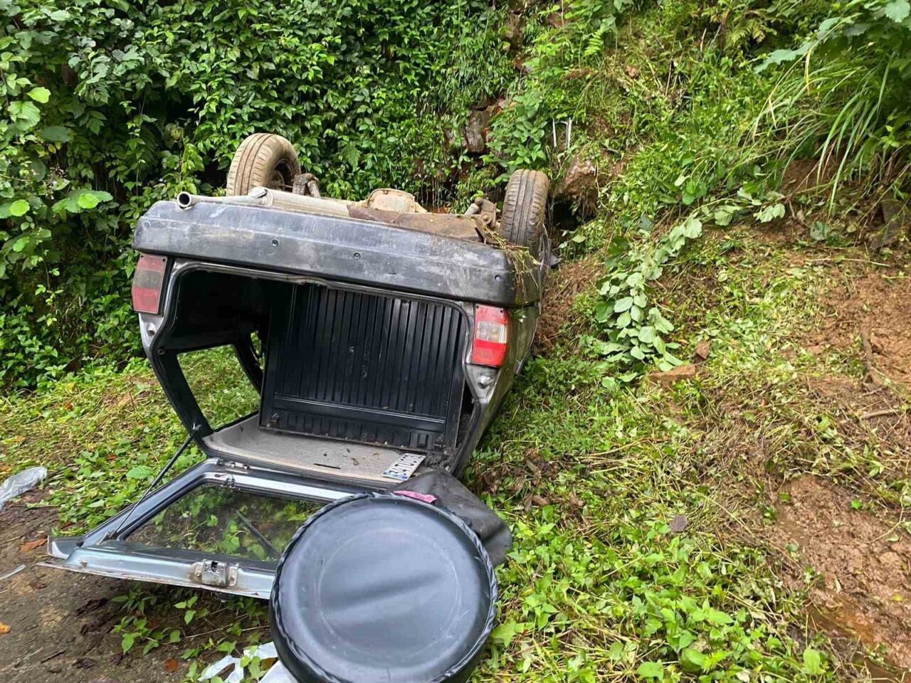 Rize’de freni patlayan Tofaş takla attı: 3 yaralı