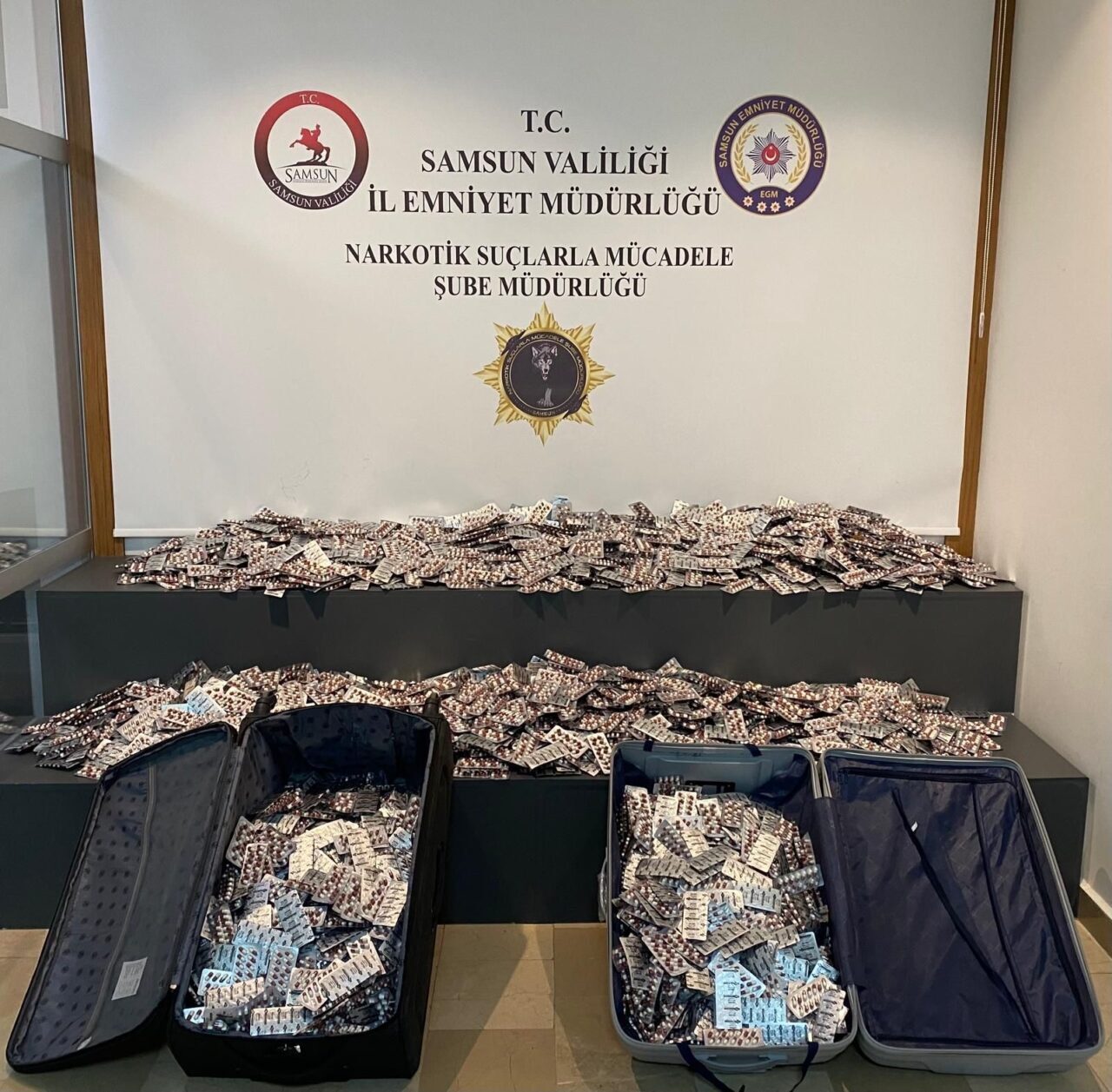 Samsun polisi otogardaki valizlerden 55 bin 860 uyuşturucu hap ele geçirdi