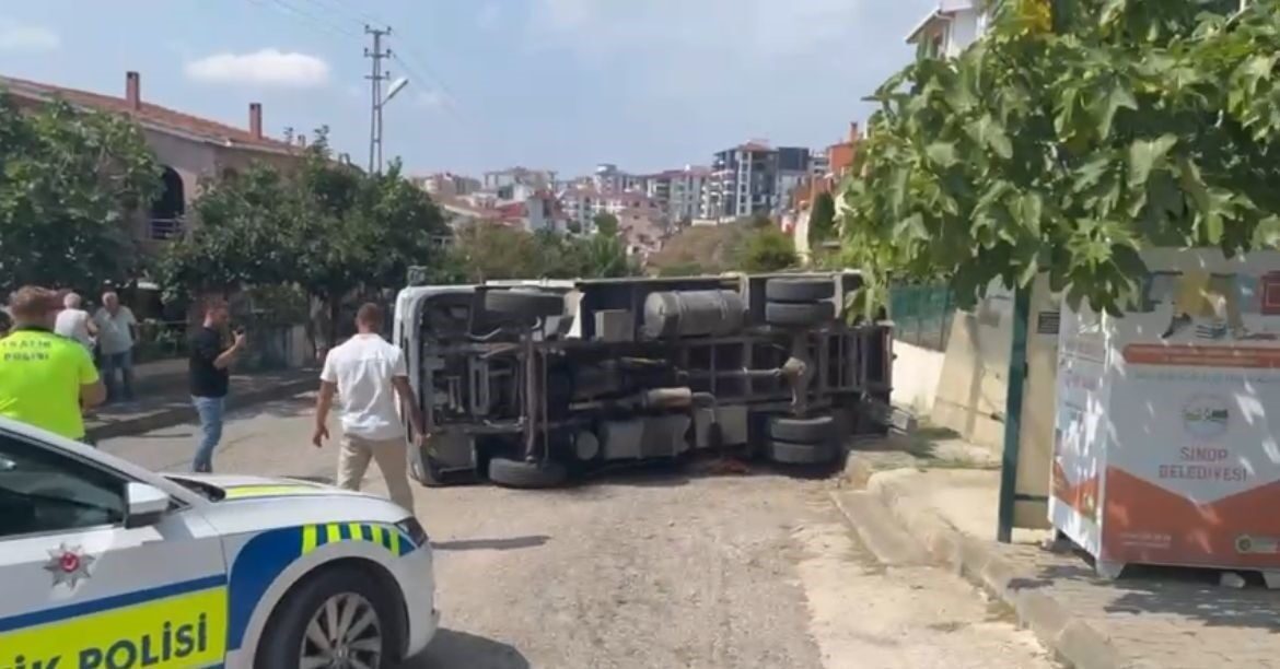 Sinop’ta belediyeye ait kamyonet devrildi: 1 yaralı