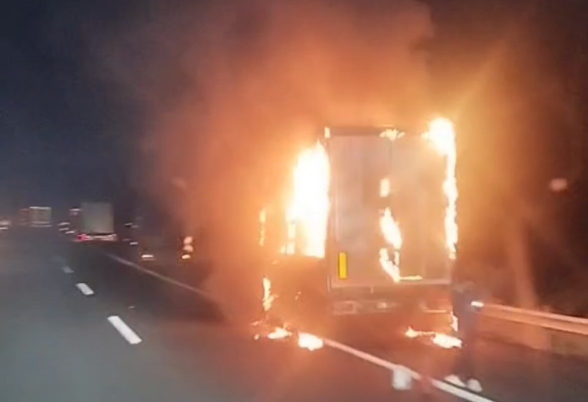 TEM Otoyolu’nda tırın dorsesi alev alev yandı
