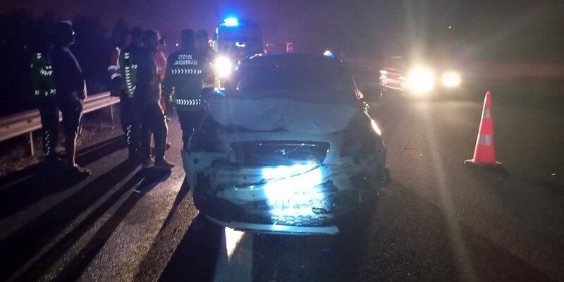 TEM’de tıra çarpan otomobil hurdaya döndü: 1 yaralı