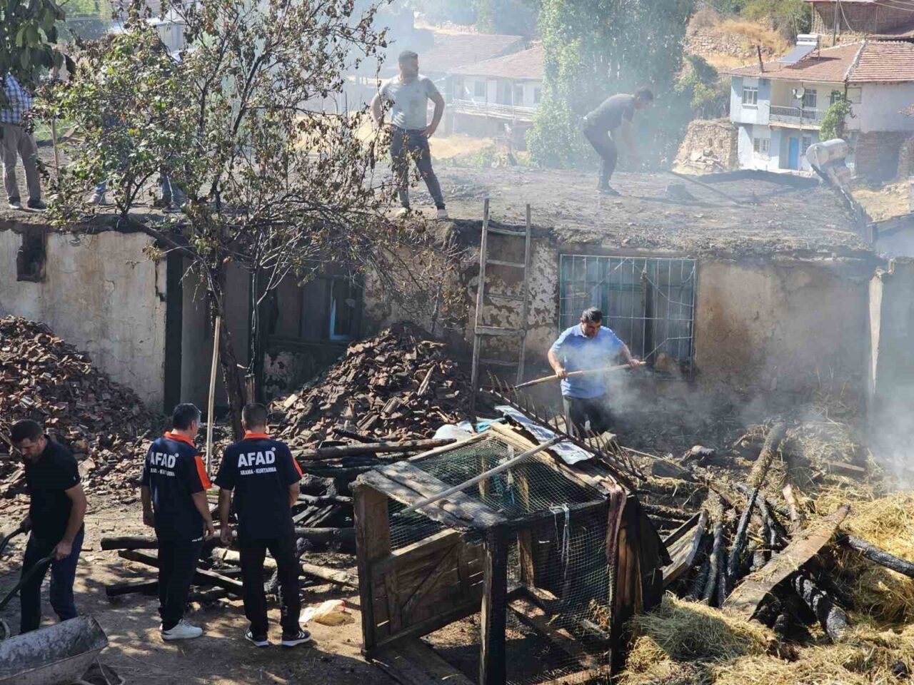 Tokat’ta bir ev ve samanlık tamamen yanarak kullanılmaz hale geldi