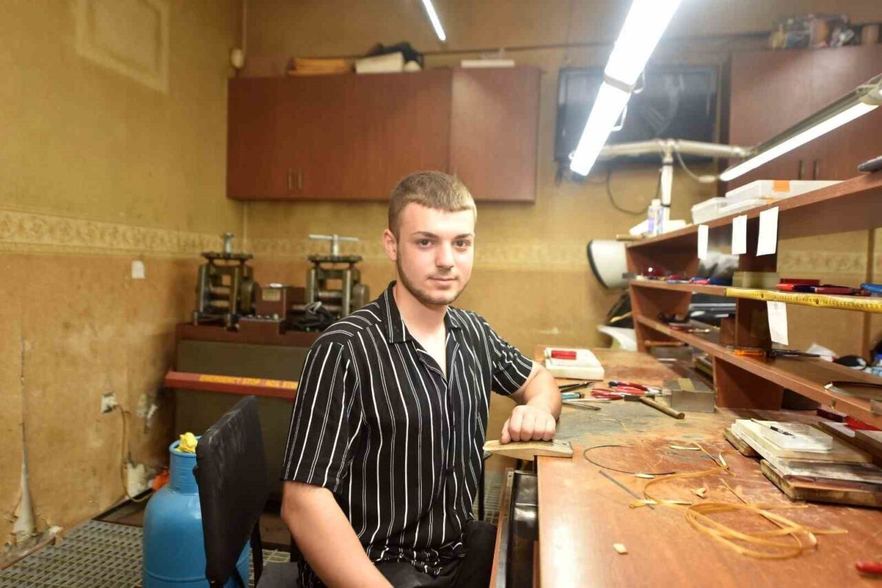 Trabzon’da 16 yaşındaki hasır işlemecisi Metehan Arslan yılın kalfası seçildi