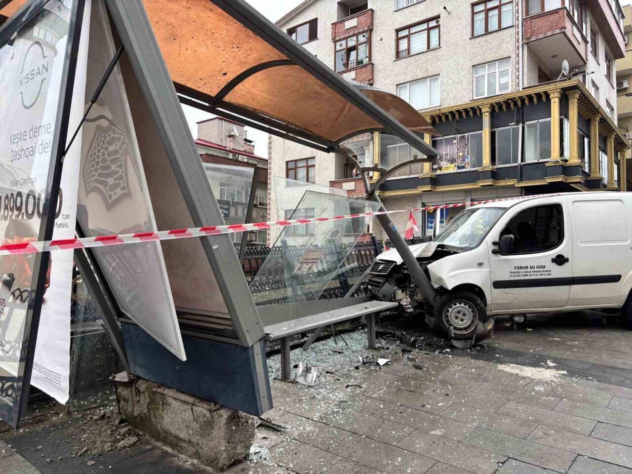 Trabzon’da araç otobüs durağına çarptı