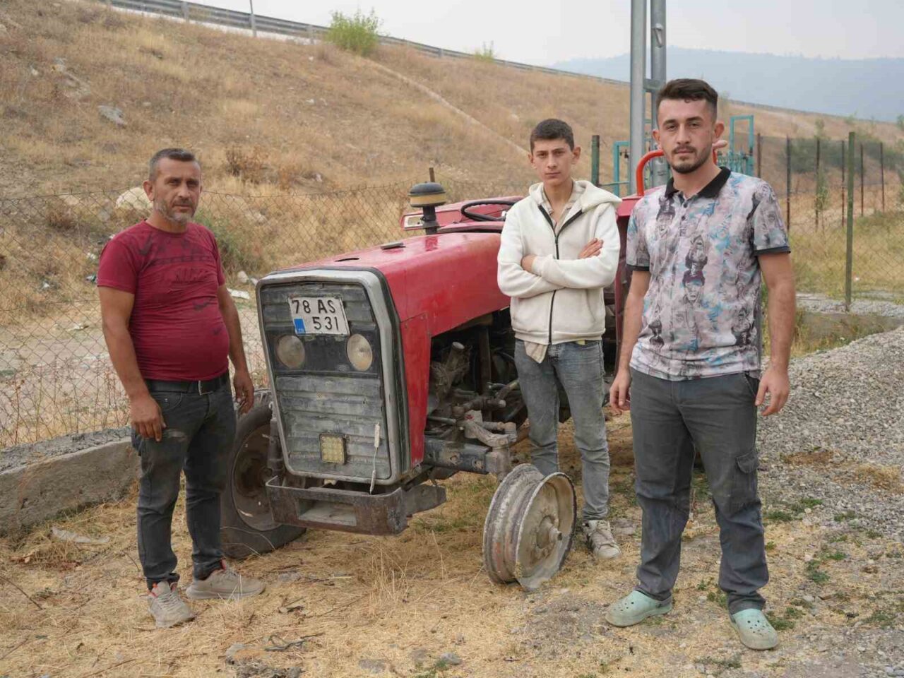 Traktörün tekerliği patladı, jant üzerinde orman ekiplerine su taşıdılar