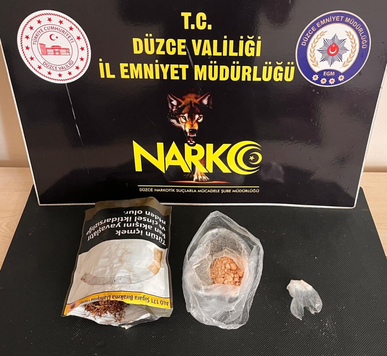 Tütün paketinden uyuşturucu çıktı