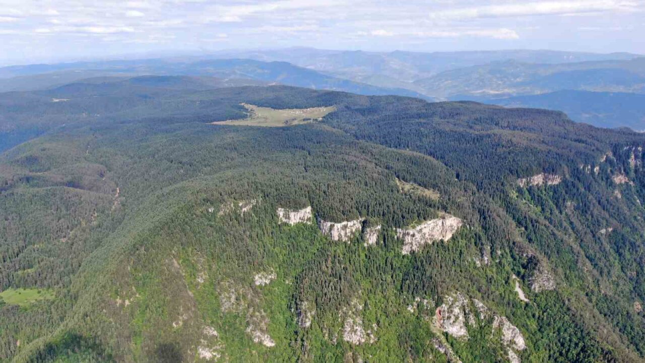 Üç ilin kesişim noktasında manzarasıyla mest eden zirve keşfedilmeyi bekliyor