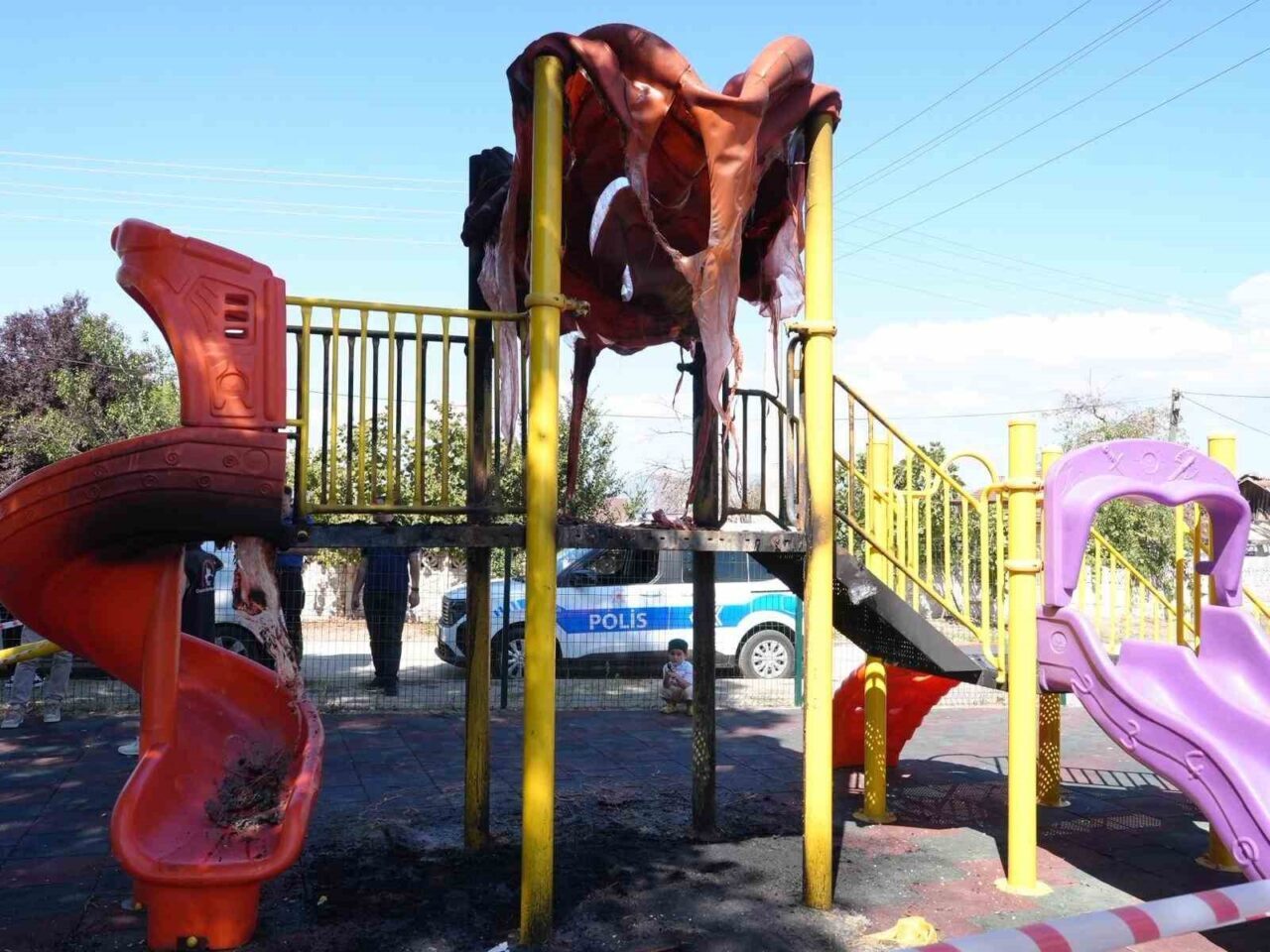 Vandallar çocuk oyun parkını yaktı
