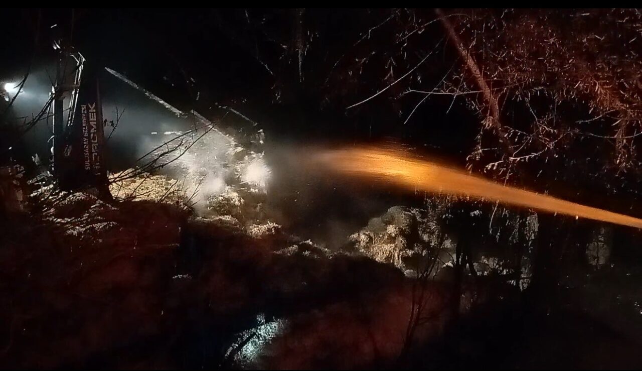 Yanan samanlık geceyi aydınlattı