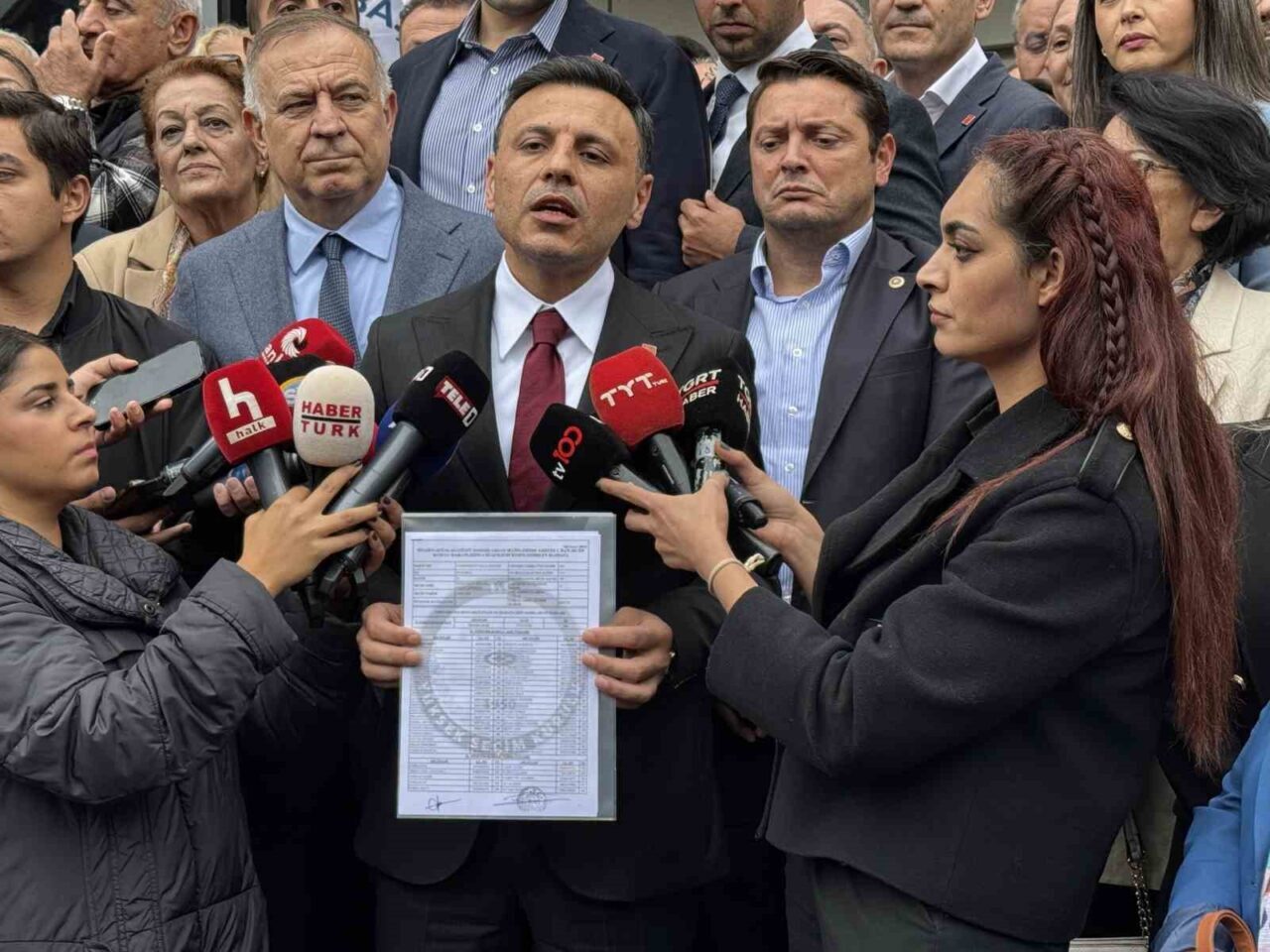 Yeniden CHP İstanbul İl Başkanı seçilen Özgür Çelik mazbatasını aldı