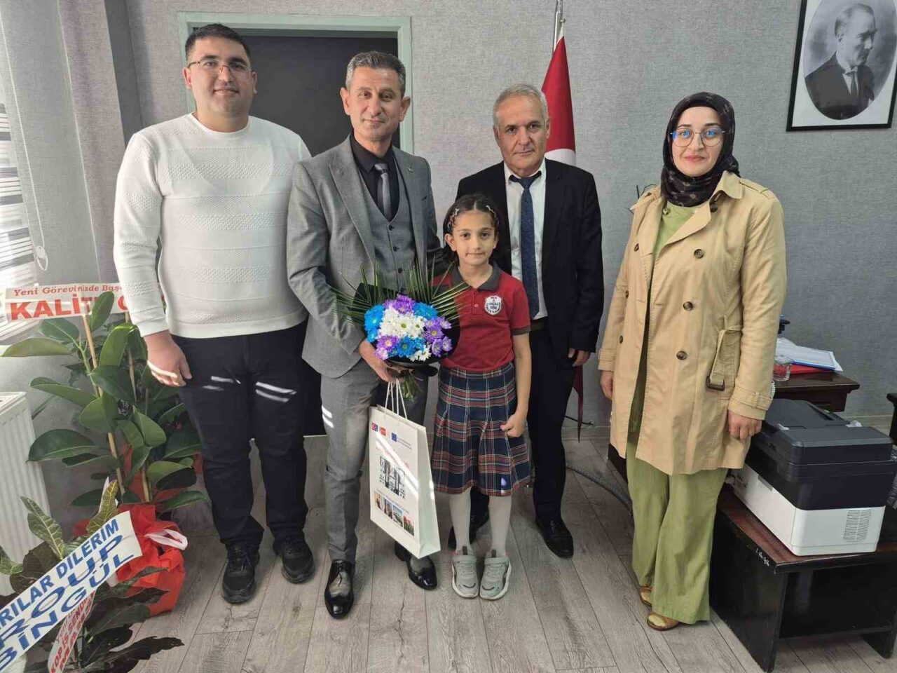 50 metre serbest yüzmede Türkiye rekoru kıran öğrenci ödüllendirildi