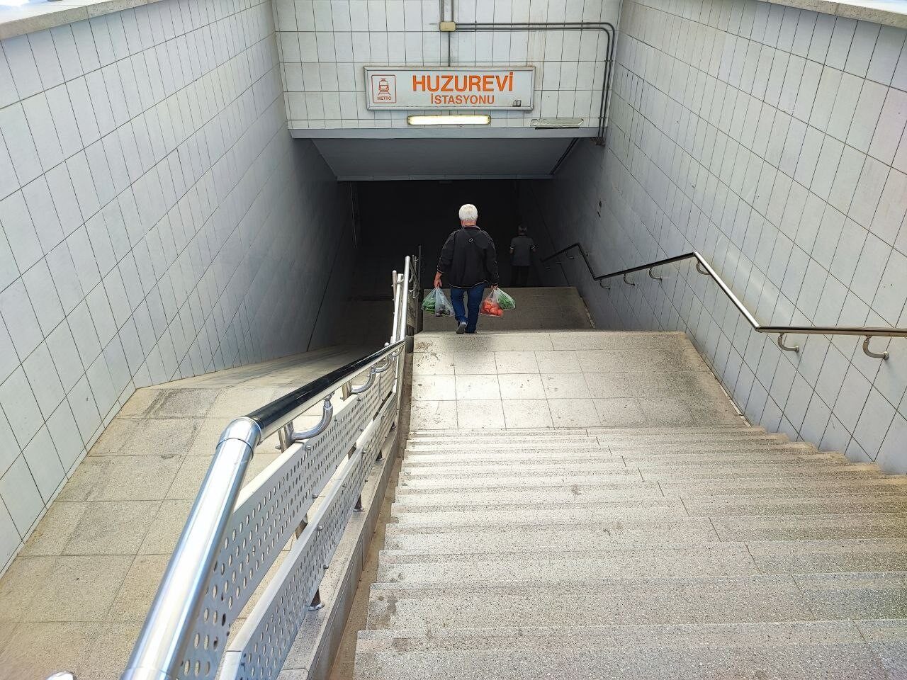 Adana’da 16 yıl önce hizmete giren metro alt geçitte yürüyen merdivenin yeri var, mekanizması yok
