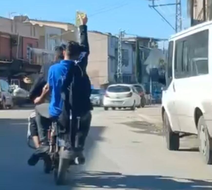 Adana’da trajikomik görüntü: Serum takılı halde motosikletle yolculuk yaptı
