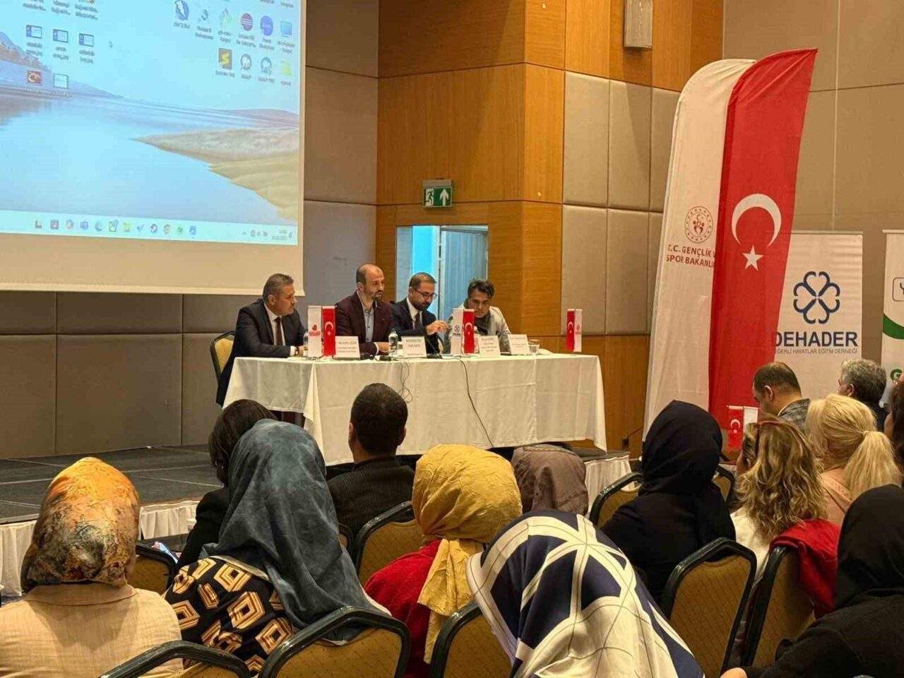 Afetten etkilenen gençler için ’Aile ve Medya Bilinci’ paneli düzenlendi