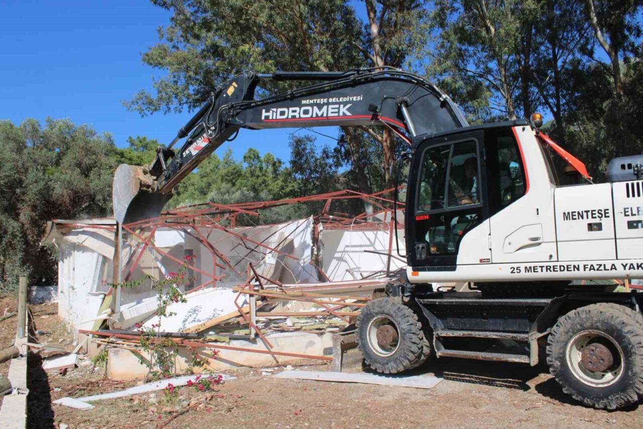 Akbük’te kaçak yapılara kepçe vuruldu
