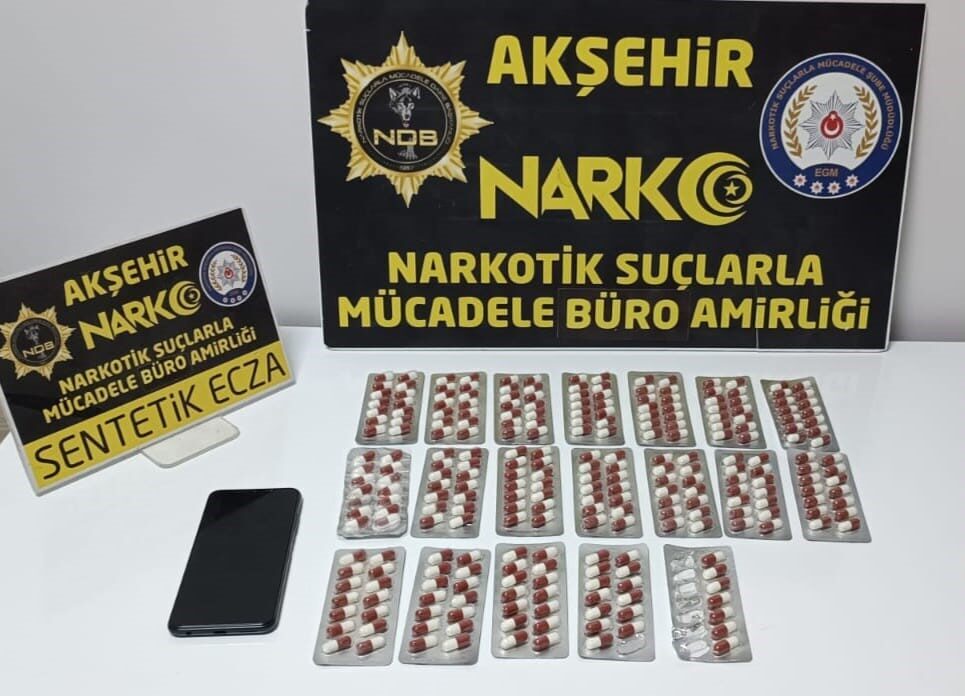 Akşehir’de sahte kimlikle yakalanan şahıstan uyuşturucu hap çıktı