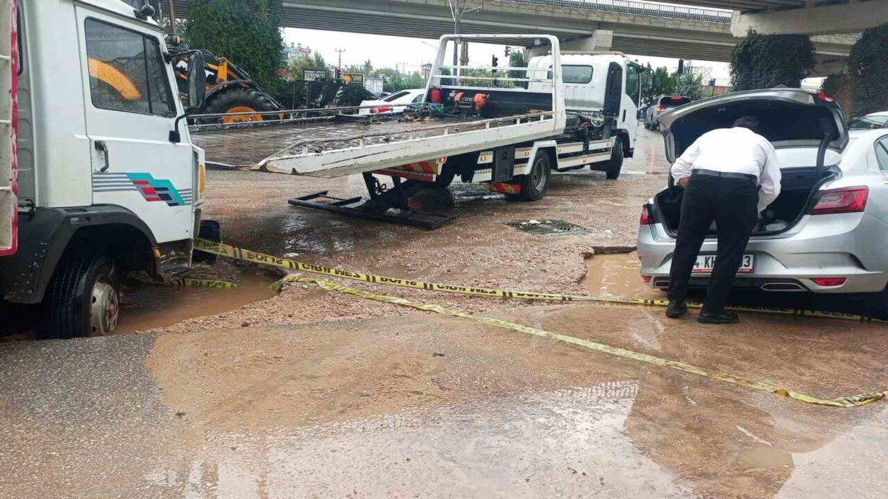 Alt yapı çalışması yapılan alan yağış dolayısıyla çöktü, araçlar mahsur kaldı