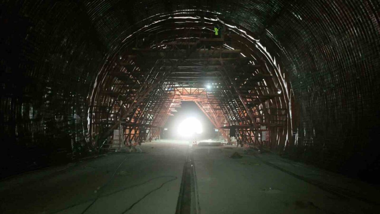 Ankara ile İzmir arasındaki seyahat süresini 3,5 saate düşürecek projede Köroğlu Tüneli’nde ışık göründü