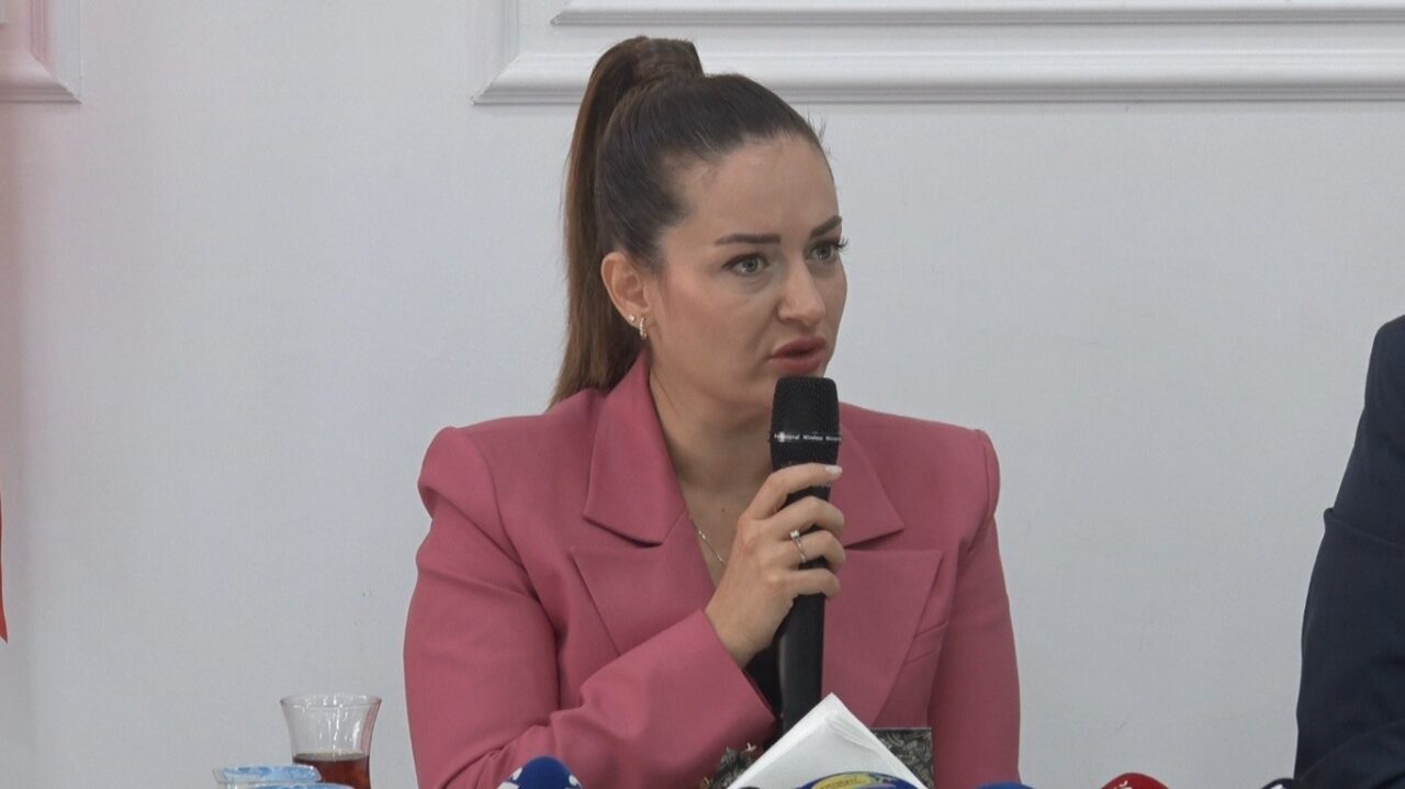 Antalya Büyükşehir Belediye Başkanvekili Özdemir: "Muhittin Başkan günden güne kilo veriyor, bağışıklığı düşüyor"