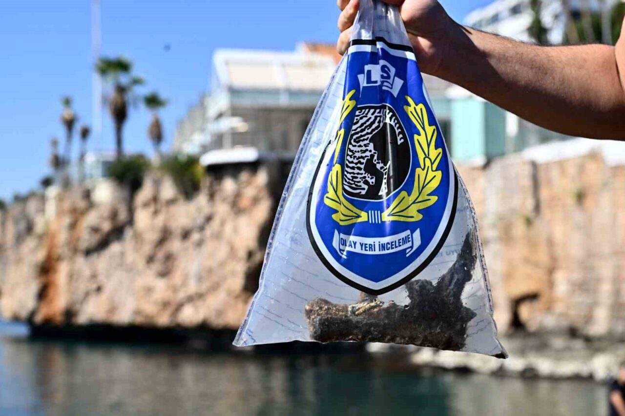 Antalya’da deniz dibinden oksitlenmiş tabanca ve 2 bisiklet çıktı