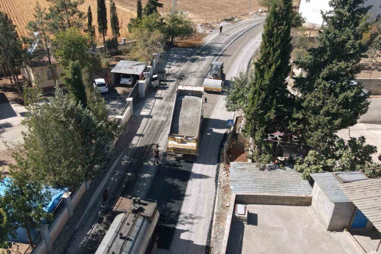 Araban’da 12 kilometrelik kırsal mahalle grup yolunda asfalt çalışmaları tamamlandı