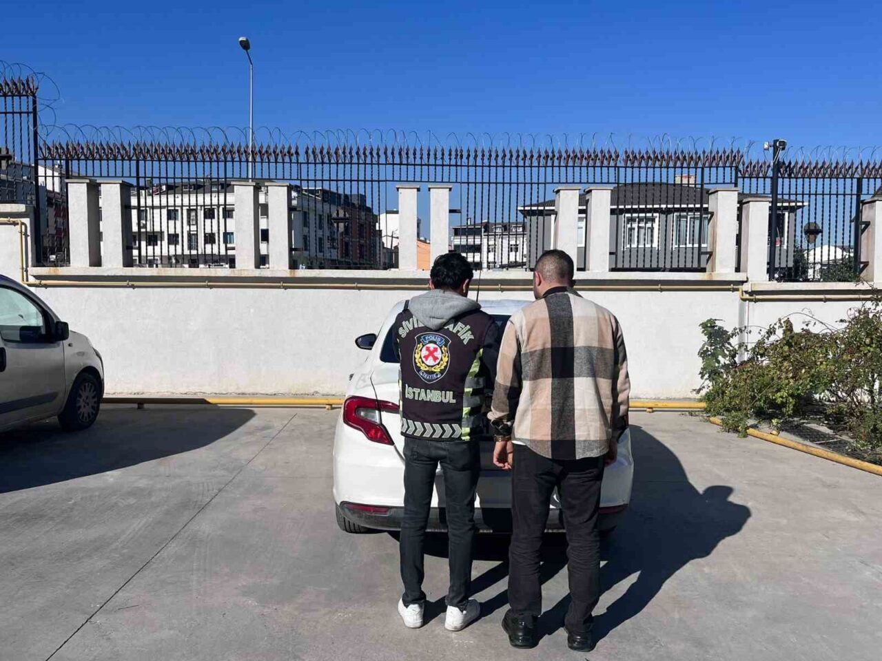 Arnavutköy’de, kırmızı ışıkta geçip karşıya geçen çocukları tehlikeye atan sürücü yakalandı