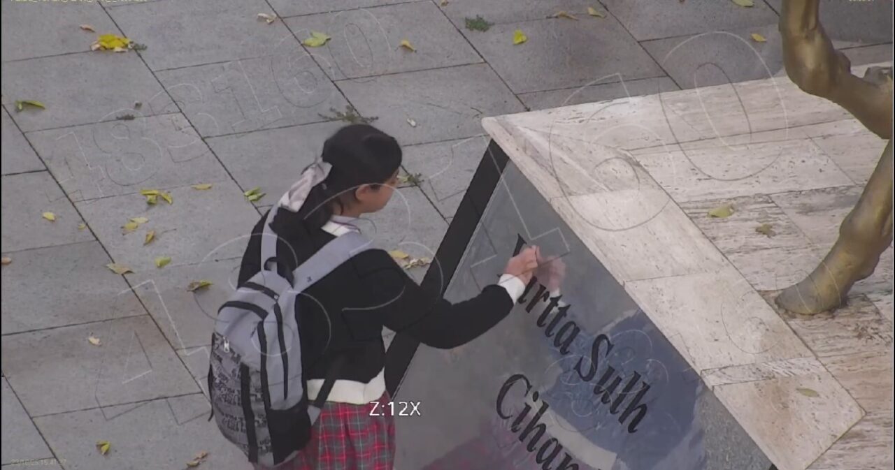 Atatürk büstünü temizleyen minik Asmin’in