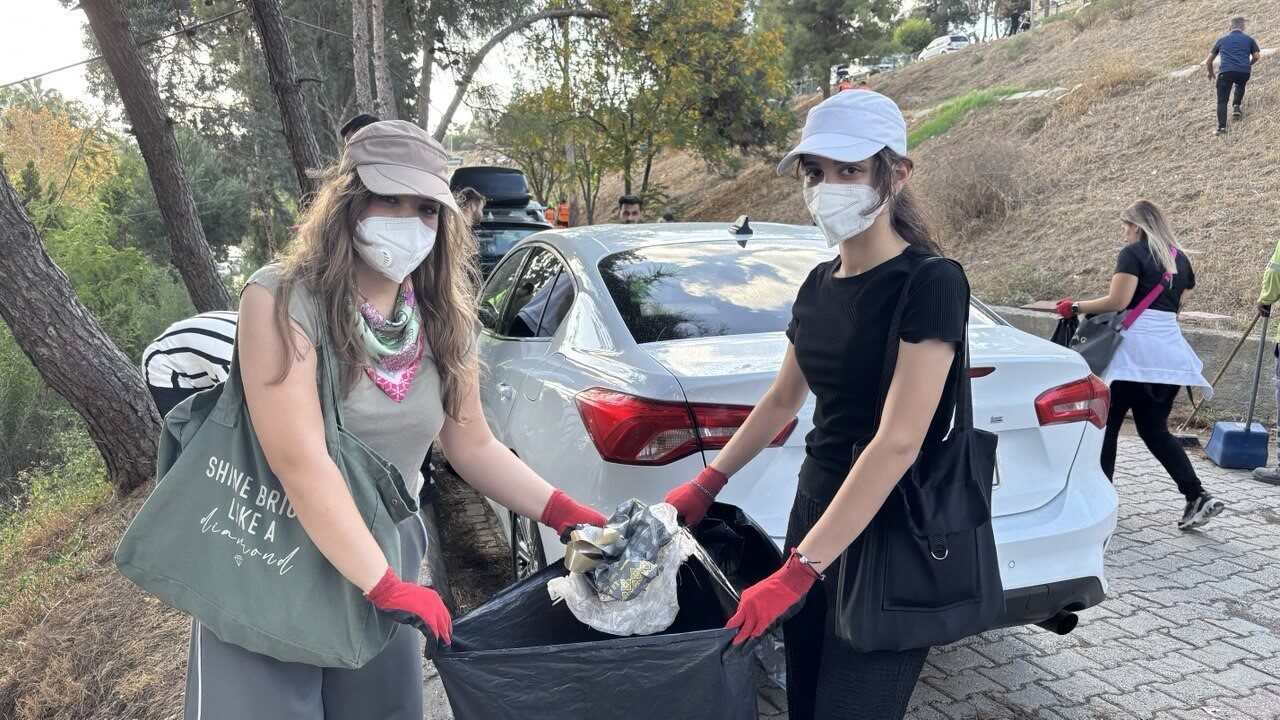 Aylarca belediye temizlemedi, vatandaş bir günde temizledi