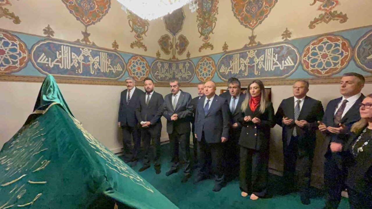 Bakan Tekin, Hacı Bektaş-ı Veli’nin kabrini ziyaret etti