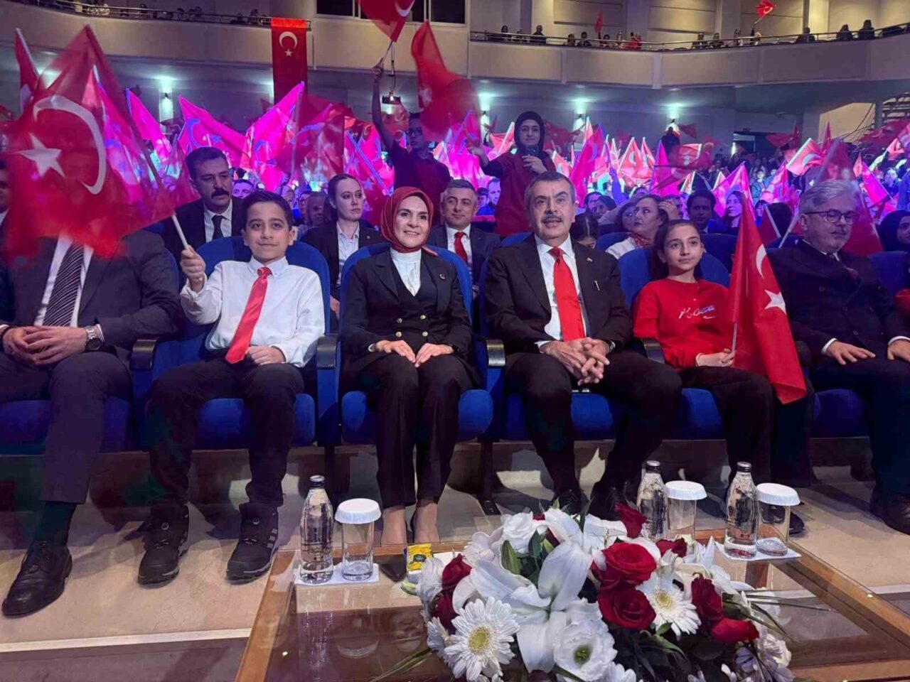 Bakan Tekin ve Bakan Göktaş ‘Köklü Geçmişten Güçlü Cumhuriyete’ programında öğrencilerin müzikli gösterisini izledi