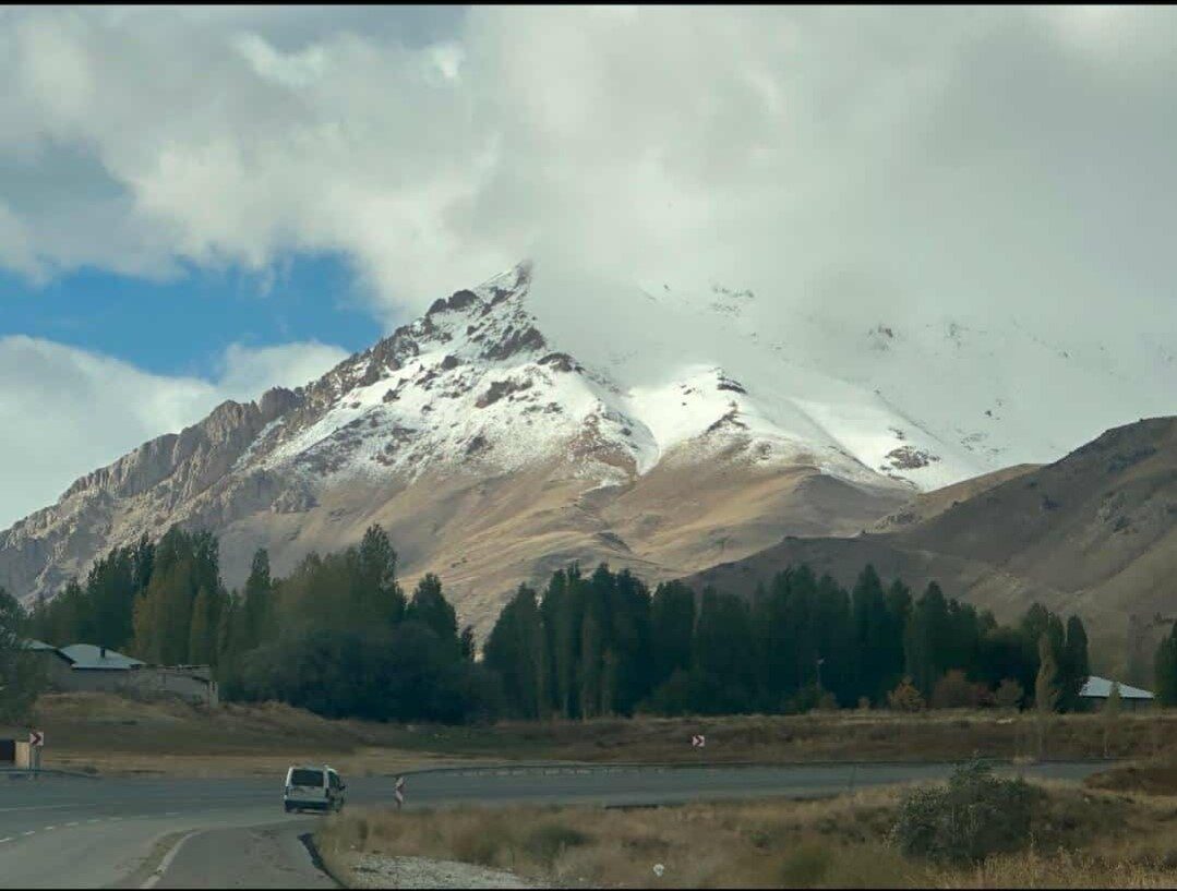 Başkale’de yüksek kesimlere kar yağdı