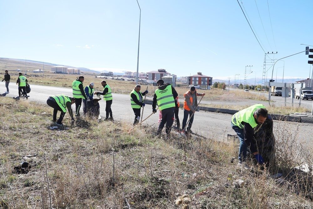 Belediye ekiplerinin temizlik seferberliği sürüyor