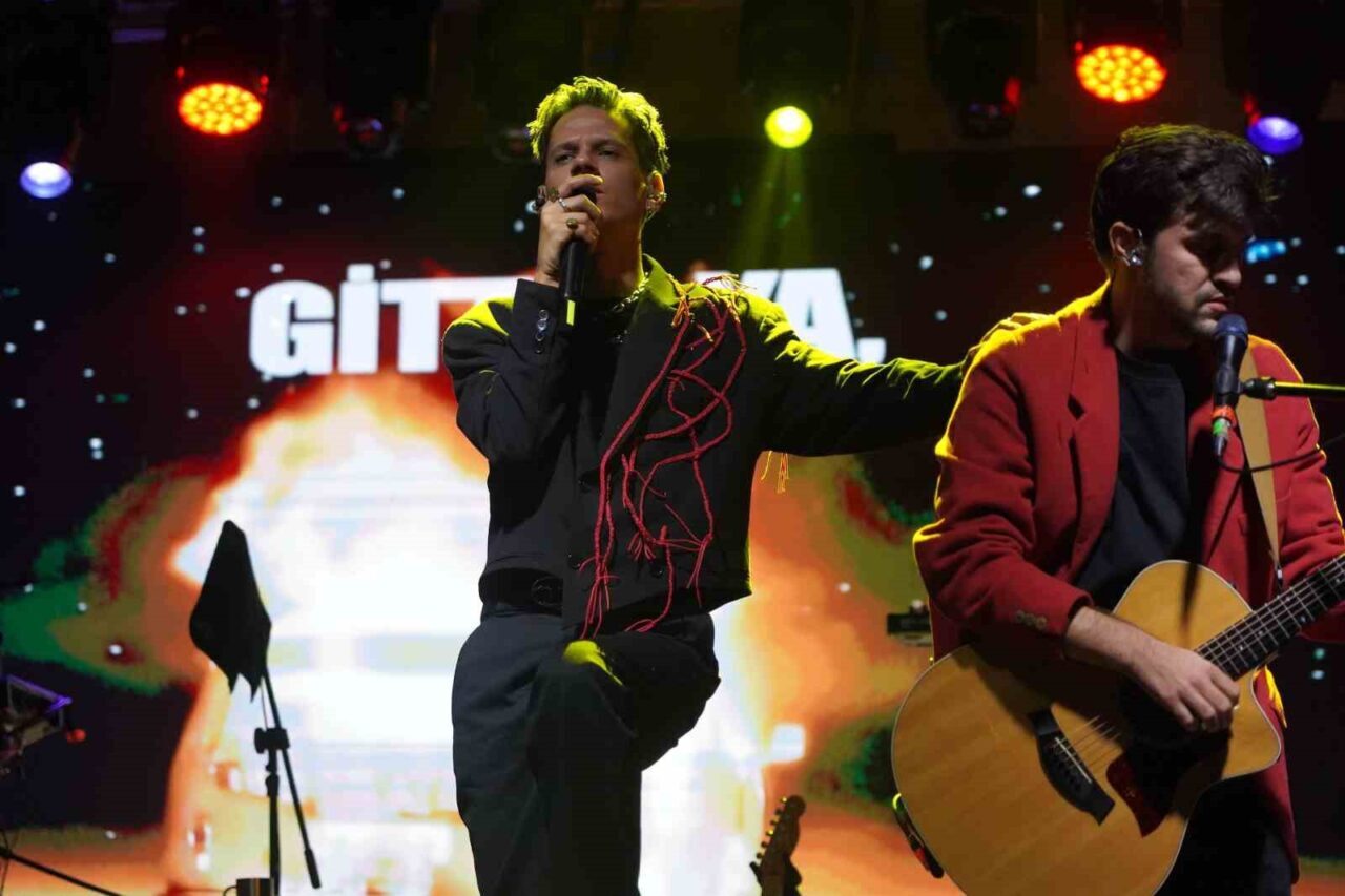 Bilecik’te sağanak yağışa rağmen binlerce kişi Madrigal konseriyle coştu